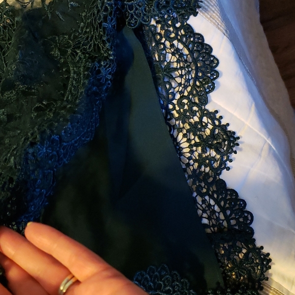 Like new stunning forest green dress.lace detail throughout - Picture 9 of 16